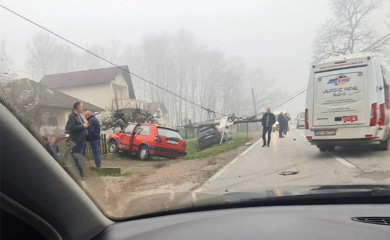 Dva automobila završila u kanalu