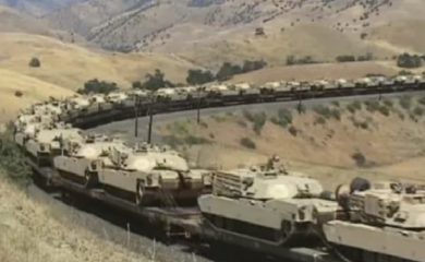 Voz sa vojnom opremom za američke trupe iskočio iz šina