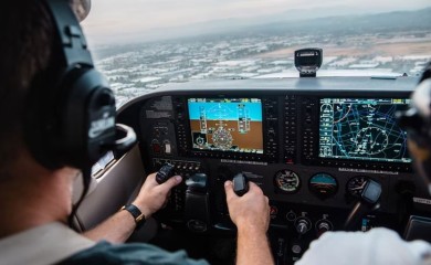 Laserom ometao pilota aviona