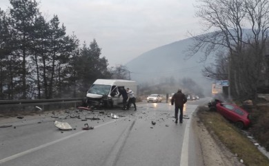 U sudaru dva automobila povrijeđeno više osoba