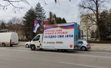 Banjalukom kruži vozilo: Transparenti sa porukama privlače pažnju