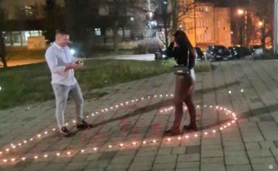 Dervenćanin zaprosio djevojku na Trgu uz vatromet!