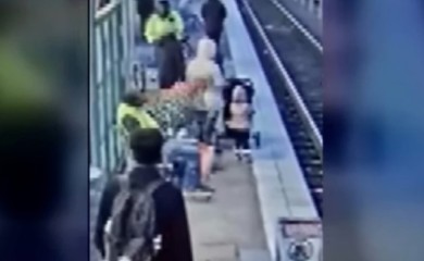 Prolaznik spasio dijete: Žena gurnula trogodišnju djevojčicu na šine (VIDEO)