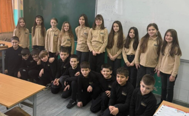 Škola u Srbiji uvela uniforme za đake: “Sad smo jednaki i izgledamo kao rođena braća i sestre”