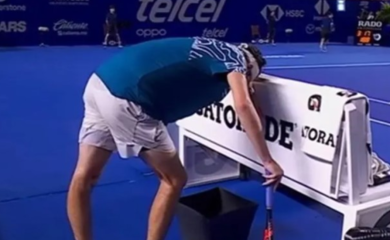 Nakon duge i dramatične borbe: Teniser povraćao na terenu