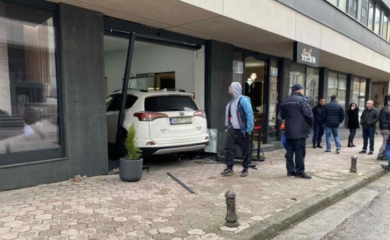 Saobraćajna nesreća u centru grada: Džipom uletio u izlog lokala (VIDEO)