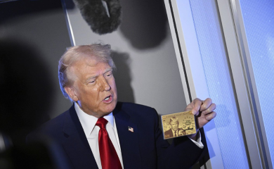 Tramp pokazao "zlatnu karticu", vizu od pet miliona dolara sa sopstvenim likom (VIDEO)