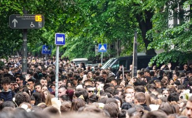 Beograd tuguje: Hiljade ljudi ispred škole "Vladislav Ribnikar" (FOTO)
