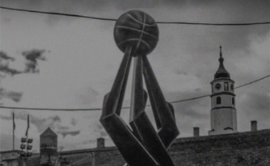 Navijači Partizana ispred Arene odali počast stradalima u školi