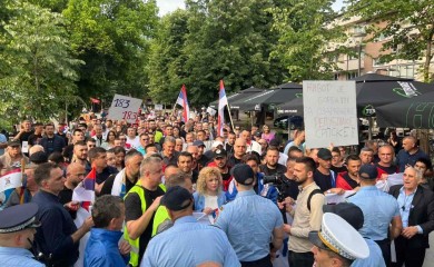 Tokom javnog skupa napadnut policijski službenik