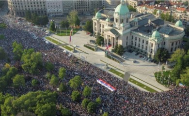 Njujork tajms o jučerašnjem protestu: Najveće ulične demonstracije u Srbiji otkad je svrgnut Milošević