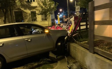 Mrtav pijan golfom umalo udario u policijsku stanicu u Bijeljini