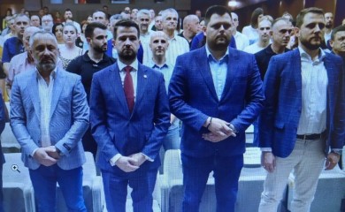 Gradonačenik Nikšića tokom intoniranja himne Crne Gore pokazao srednji prst? (FOTO)