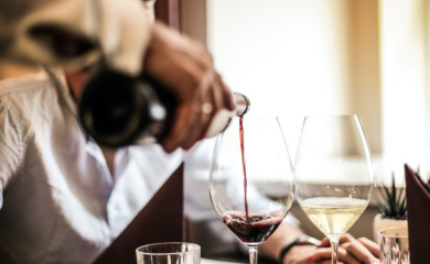 Konobar se žalio na nehumane uslove rada, vlasnik restorana ga izbo nožem