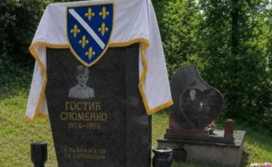 Sramne provokacije se nastavljaju: Na spomenik Spomenku Gostiću stavili zastavu RBiH