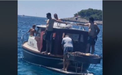 Krstarili Jadranom i pekli jagnje na brodu VIDEO