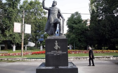 Gradonačelnica Sarajeva priznala da je postavila spomenik kralju Tvrtku bez odobrenja Komisije
