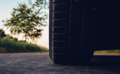 Pričepio mu ruku prozorom, vozao po parkingu i pregazio ga autom