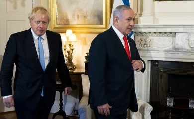 Boris Džonson u memoarima tvrdi: Netanjahu pokušao da stavi “bubicu” u moj toalet