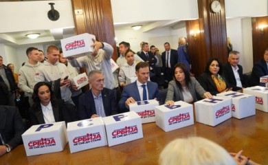 Ko je sve na listi SNS: Ćerke Stamatovića i Džajića, Željko Rebrača, bivši opozicionari Albijanić, Bulatović…