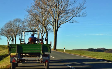 Preticanje traktorom umalo ga koštalo života (VIDEO)