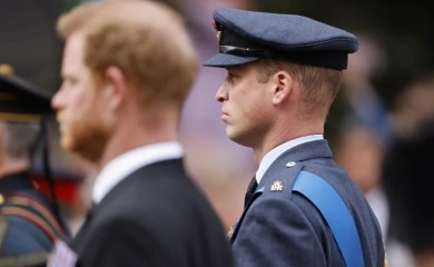 Harry tvrdi da ga je William fizički napao zbog Meghan: Strgao mi je ogrlicu i bacio me na pod