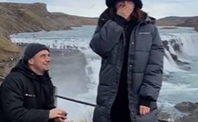 Par snimio prosidbu uz vodopad: Trenutak upropastila turistkinja VIDEO