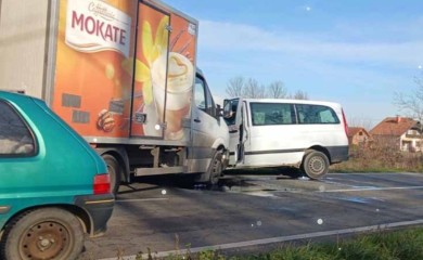 Sudar kamiona i kombija na putu Bijeljina - Ugljevik