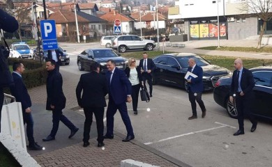 U Doboju počeo sastanak SNSD-a i "osmorke"