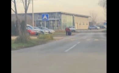 Mladić brutalno šamarao djevojku (VIDEO)