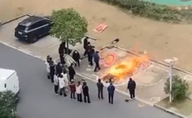 Očajni Kinezi pale mrtve na lomačama (VIDEO)