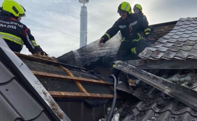 Požar kod Banjaluke: Vatrogasci gasili krov kuće više od dva sata (FOTO)