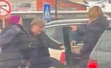 Dvije dame zaustavila saobraćaj u Bihaću kako bi se potukle (VIDEO)