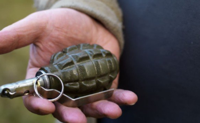 Muškarac optužen: Opsovao majku mladiću, pa bacio bombu na njega