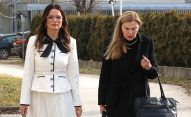 Pjevačica sva u bijelom: Severina na sudu u pratnji advokatice – evo za šta je terete