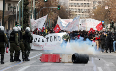 GRČKA: Izbili sukobi između policije i demonstranata zbog željezničke nesreće