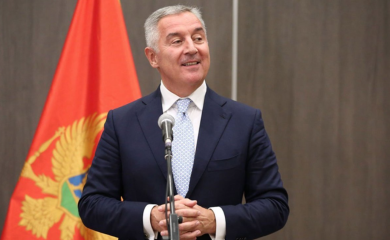 Đukanović podnosi ostavku