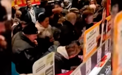 Nova "tuča" u marketu zbog jeftinog mesa: Otimali se za plećku na akciji (VIDEO)