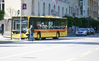 U centru Banjaluke: Autobus udario u semafor, povrijeđena žena