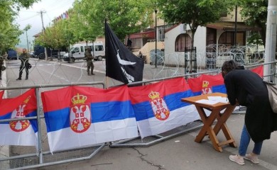 DESETI DAN OKUPLJANJA: Srbi i danas ispred zgrade opštine u Zvečanu