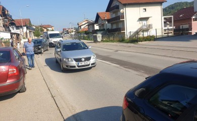 Sudar tri automobila u naselju Lauš, policija vrši uviđaj
