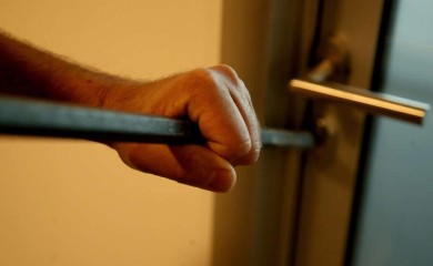 NOVI GRAD: Lopov pokušao provaliti u kuću, sve vrijeme ga posmatrao vlasnik