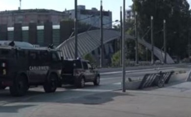 Blokade na sjeveru KiM još traju: Iz zgrada srpskih institucija POLICIJA IZNOSI DOKUMENTACIJU
