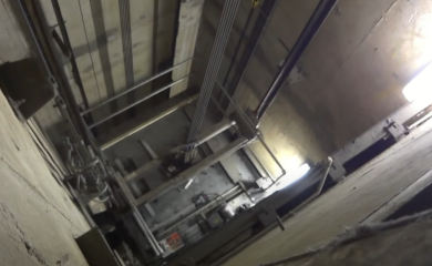 Muškarac popravljajući lift smrtno stradao