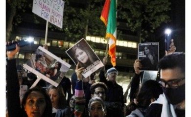 Odsjekla kosu za govornicom zbog podrške Irankama