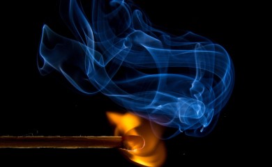 Pretukao staricu, polio je benzinom pa zapalio