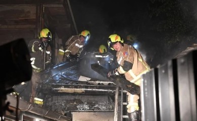 Veliki požar u Sarajevu zahvatio dvije kuće i automobil