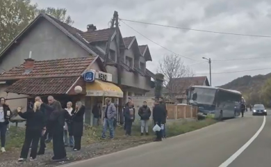 Autobus sa pristalicama SNS sletio s puta kod Polumira
