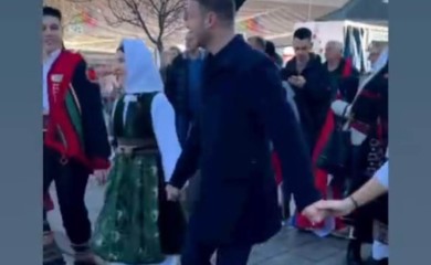 Stanivuković zaigrao kolo: Pogledajte kako se Badnji dan proslavlja u Banjaluci (VIDEO)