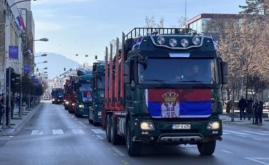 Sirenama pozdravljali građane: Okićenim kamionima provezli badnjak ulicama Banjaluke